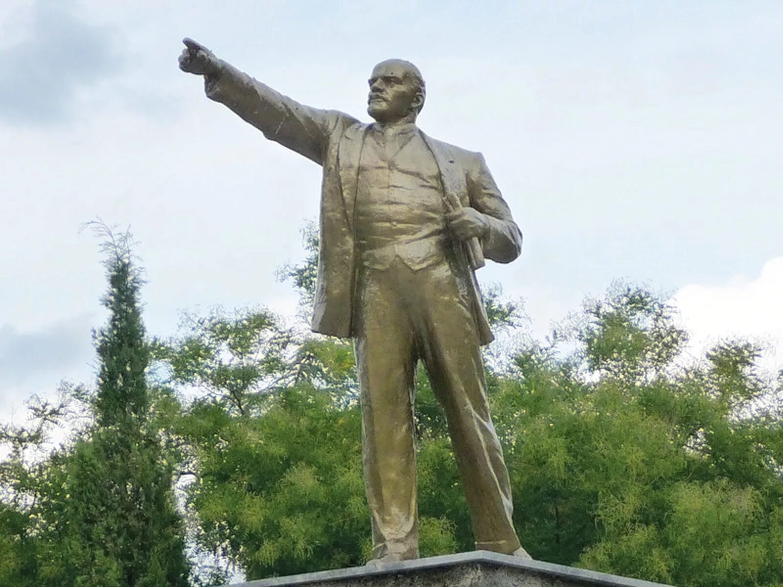 Ленин слоним. Памятник ленину во владимире. памятник владимиру ильичу ленину октябрьский.