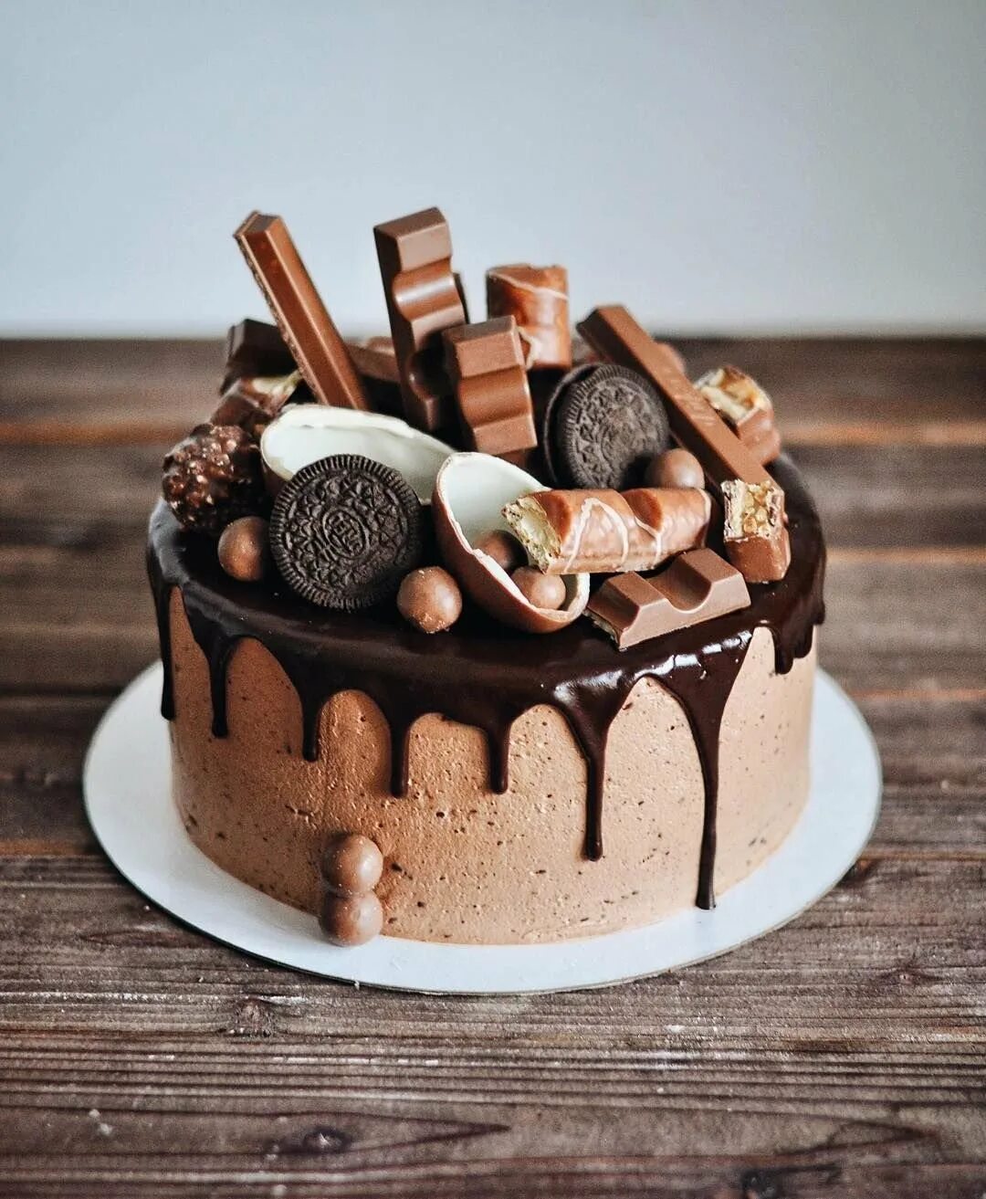 Шоколадный торт с Орео. Торт с Орео и шоколадом. Декор торта сладостями. Украшение торта сладостями. Оформление сладостями