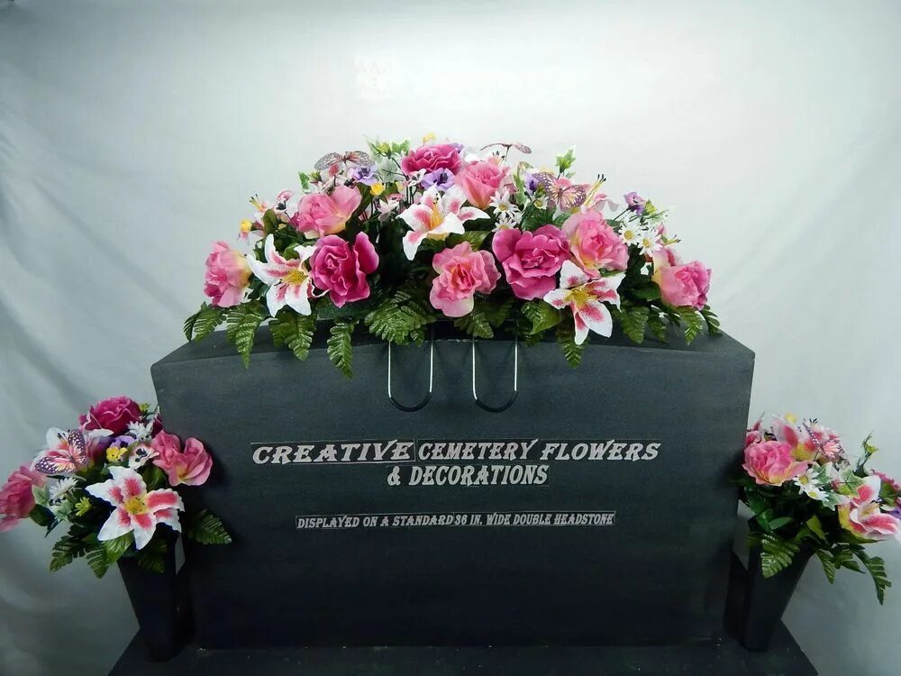 Цветы на кладбище спб. Могильный букет. Могильные цветы. Вазы для искусственных цветов на кладбище. Корзина с искусственными цветами на могилу.