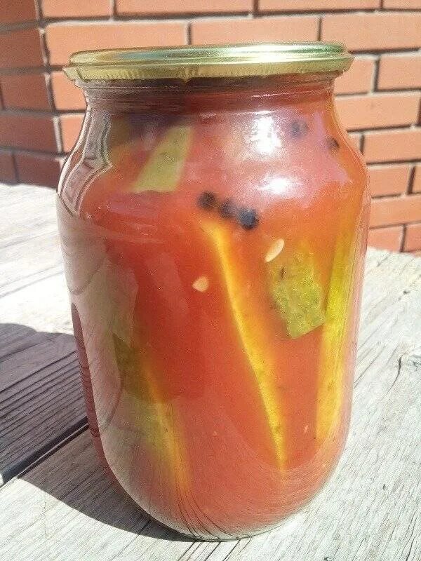 Огурцы в томатном соусе на зиму. Огурцы в томатной заливке на зиму. Огурцы в чесночной заливке на зиму рецепты. Огурцы в томатной заливке. Огурцы в томатной заливке на зиму.