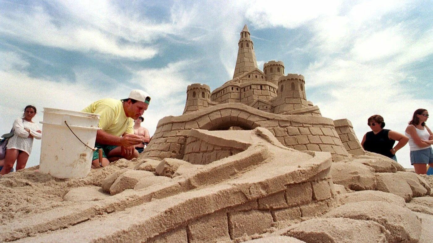 Drive a car make a sandcastle. Песочный замок. Постройки из песка. Замок из песка. Город из песка.