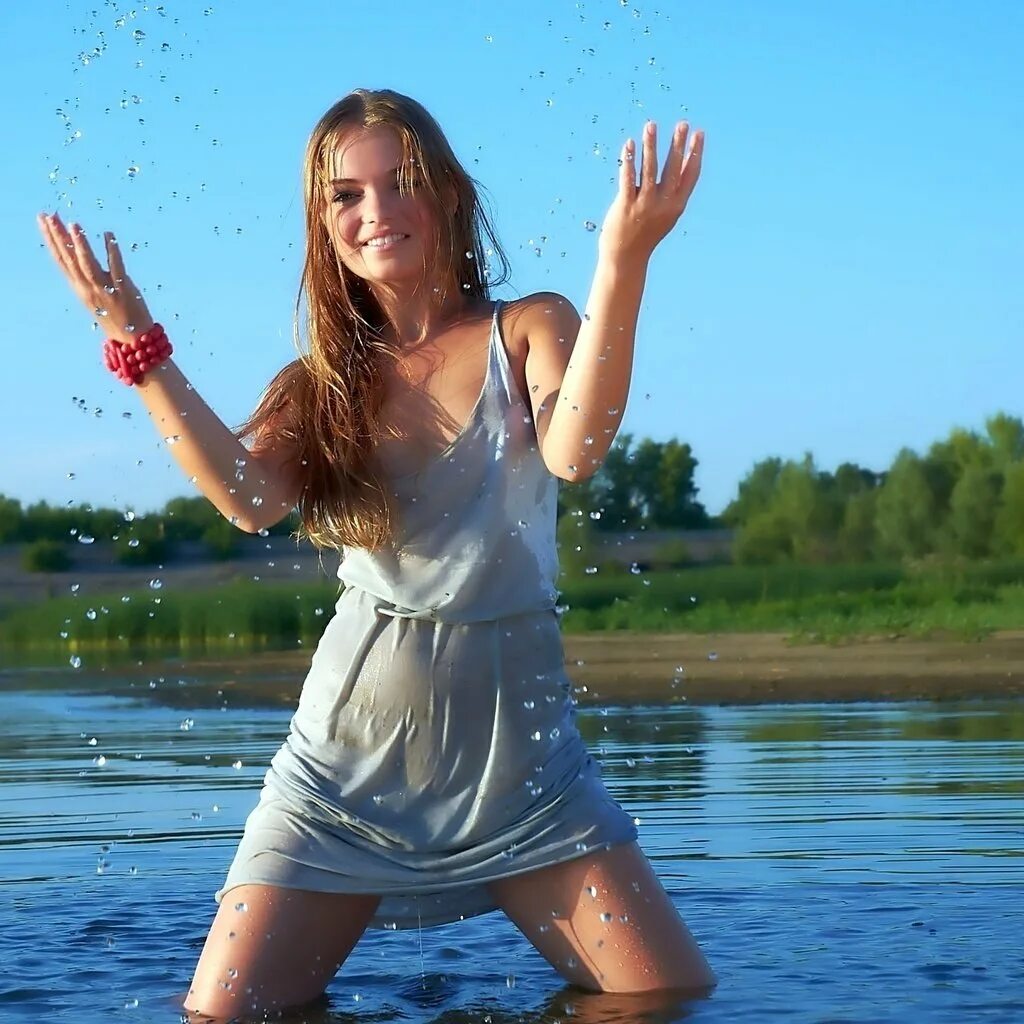 Эшли грин плейбой. Без лифчика в воде. Мокрая майка в фонтане. Рози хантингтон уайтли тело. Девушки в купальниках на речке.