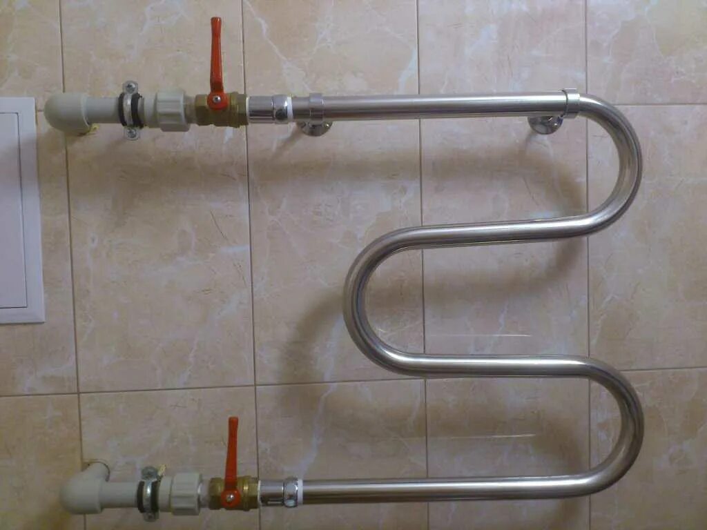 Самогонный аппарат для деревни без водопровода. Почему змеевик холодный. Полотенцесушитель водяной змеевик большой. Почему змеевик холодный. Спрятать старую батарею змеевик.