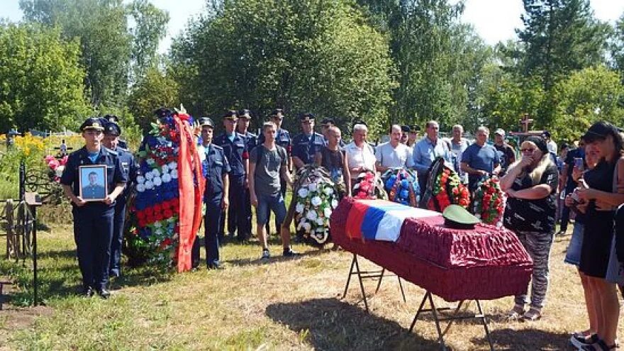 Сколько погибло в саратовской области. Похороны солдат погибших в Украине. Саратовская область похороны солдата. Погребение военнослужащих. Похороны солдат погибших в Украине 2022.