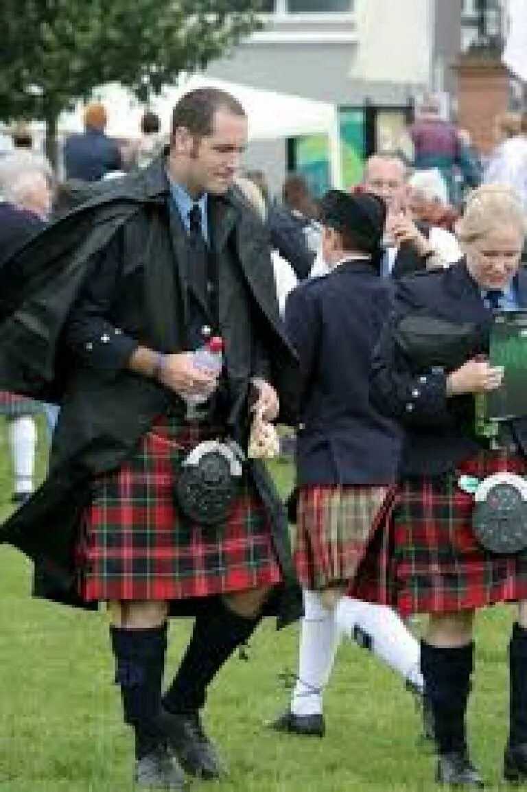 Мак куин в килте. Под килтом. Шотландия килт мальчик. Хайланд флинг. Шотландия мужчины в килтах.