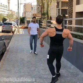 Видео мужик ходит