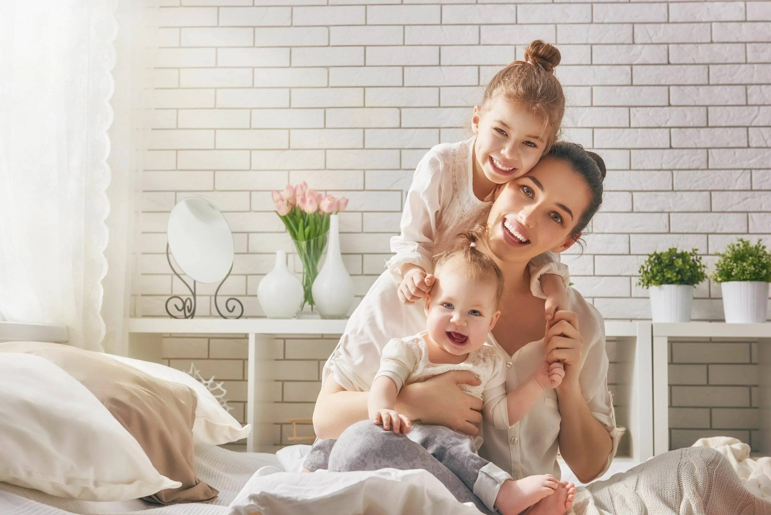 Mom and child. Женщина с ребенком. Счастливая мама с ребенком. Фотосессия семьи в квартире. Мама с двумя детьми.