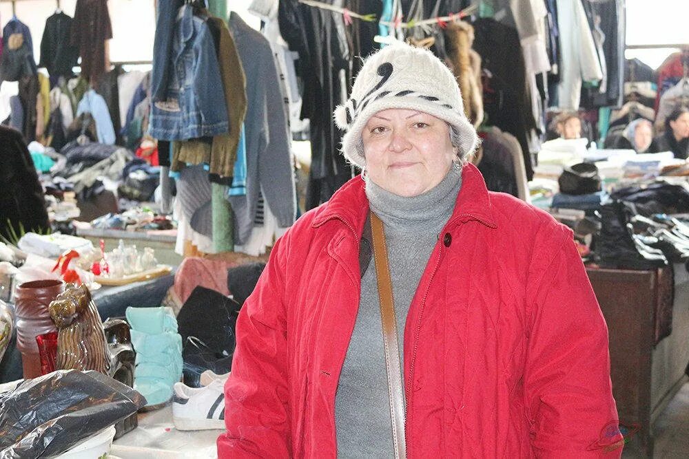 Торговец рынка одежды. Рынок одежды. Рынок вещей. Рынок одежды. Базар одежда.