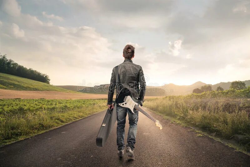 Человек идет вперед. The long journey home корабли. Takes a long journey. The long journey home геймплей. Уходящие шаги.