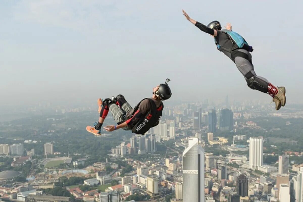 Кристин маккензи скайдайвинг. Человек с парашютом. Прыжок сальто. Джордж ниссен батут. Сможешь прыгнуть.