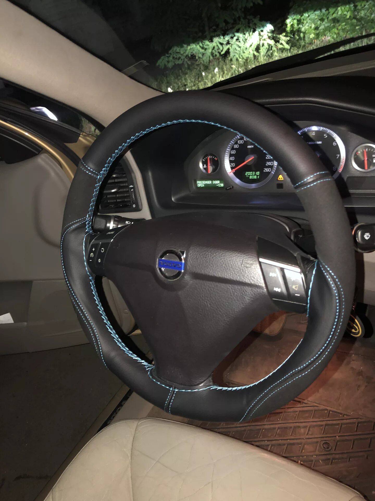 Чехол на руль вольво fh12. Руль вольво s60 2008. Оплетка на руль вольво. Steering wheel volvo. Перетяжка руля xc60.