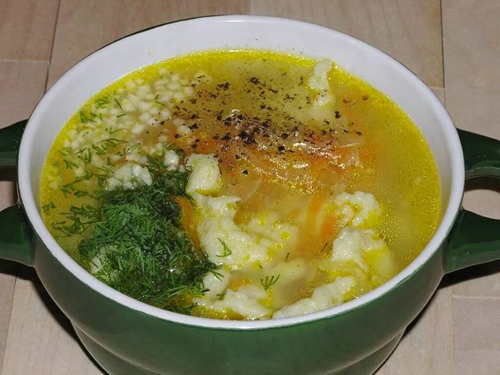 Супис клецками. Куриный суп с клецками. Суп картофельный (с клецками и шпиком). Бульон с галушками рецепт. Куриный суп с клецками.