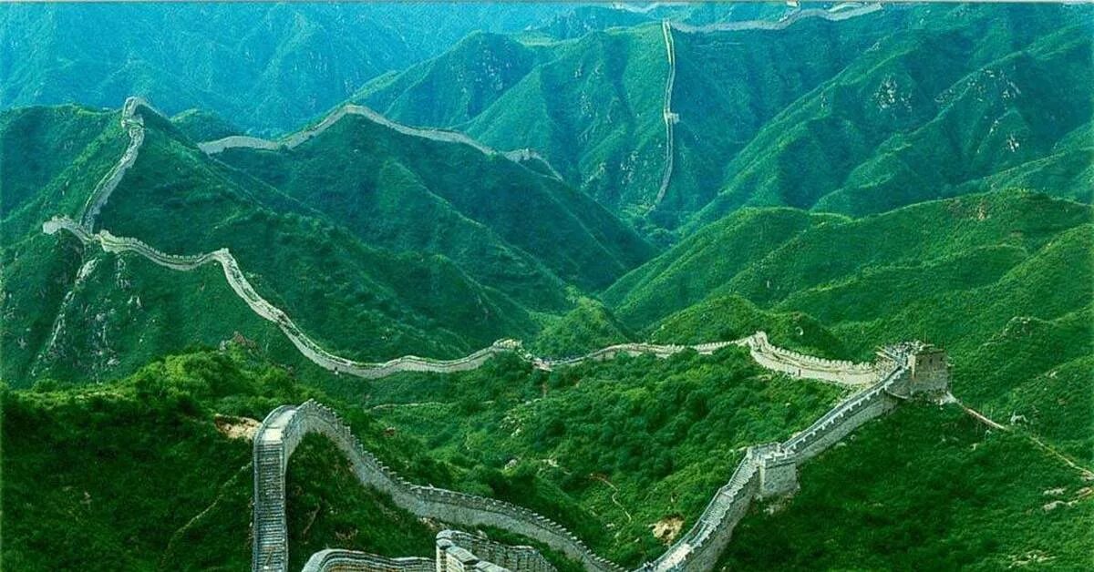 Сколько километров великая китайская. Семь чудес света китайская стена. Великая китайская стена на равнине. Культурный ландшафт Великая китайская стена. Великая китайская стена террасирование гор.