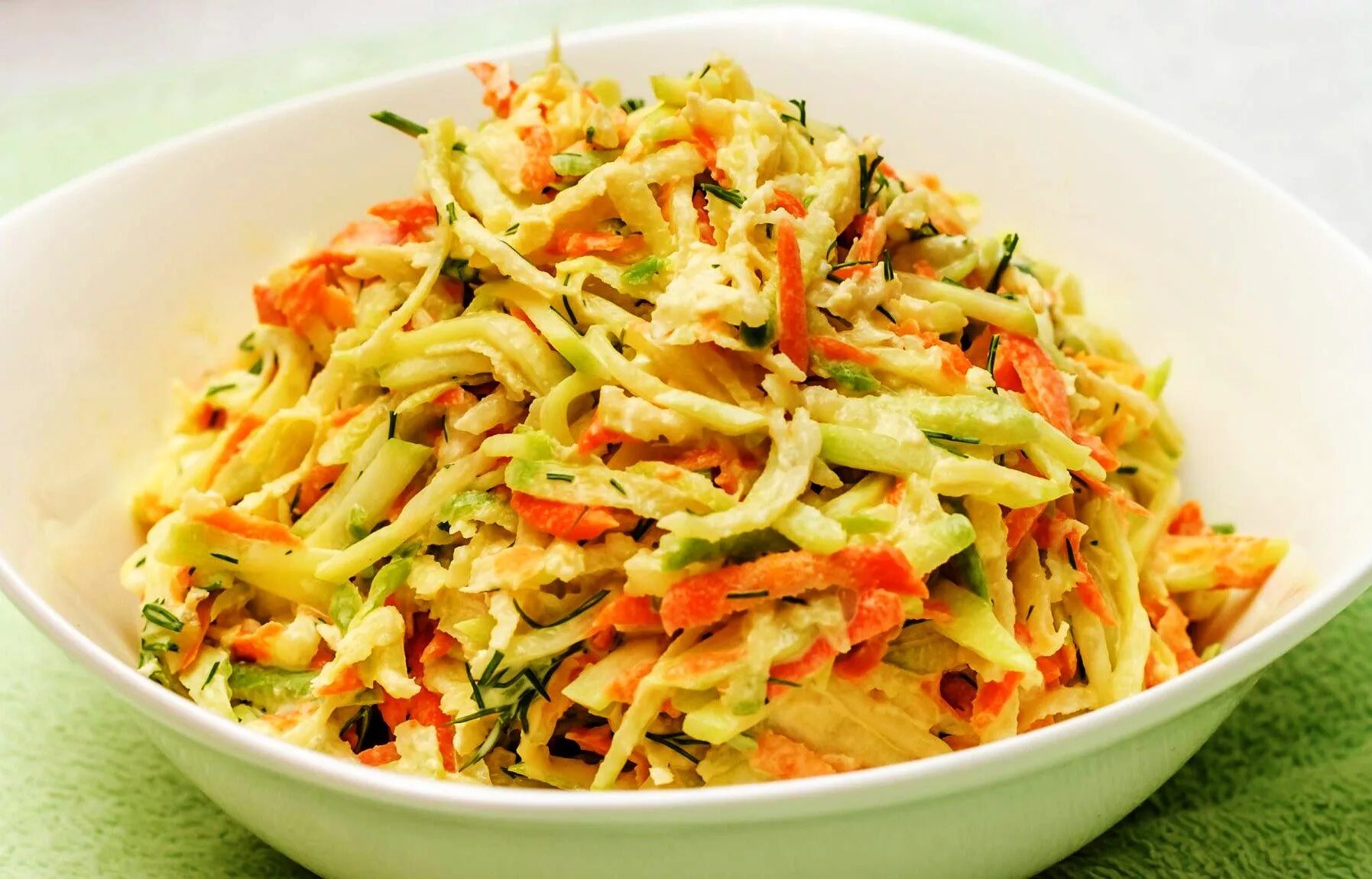 Салаты быстрые и вкусные и простые. Салаты. Салат с редькой. Салат из редьки и моркови. Салат с редькой и морковью.