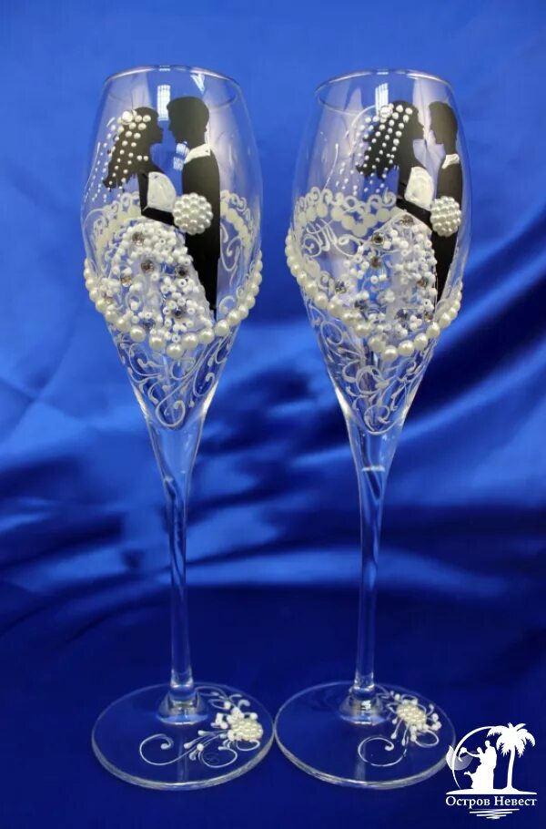 Свадебные фужеры. Украшение свадебных бокалов лентами. Свадебные бокалы для жениха и невесты. Свадебные бокалы с лепкой. Свадебные бокалы для жениха и невесты.