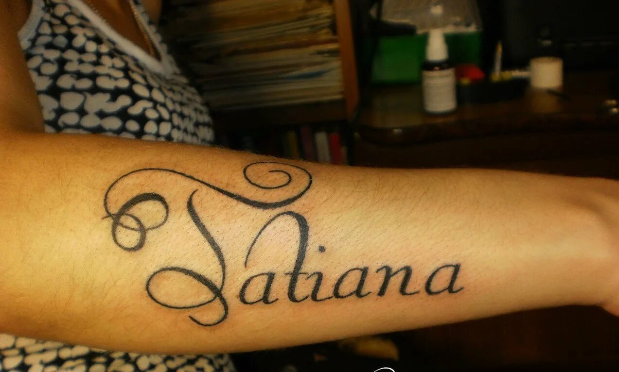 Татуировки для девушек с именами. Тату с именем. Тату имя на руке. Тату с именами детей. Необычные тату с именами детей.