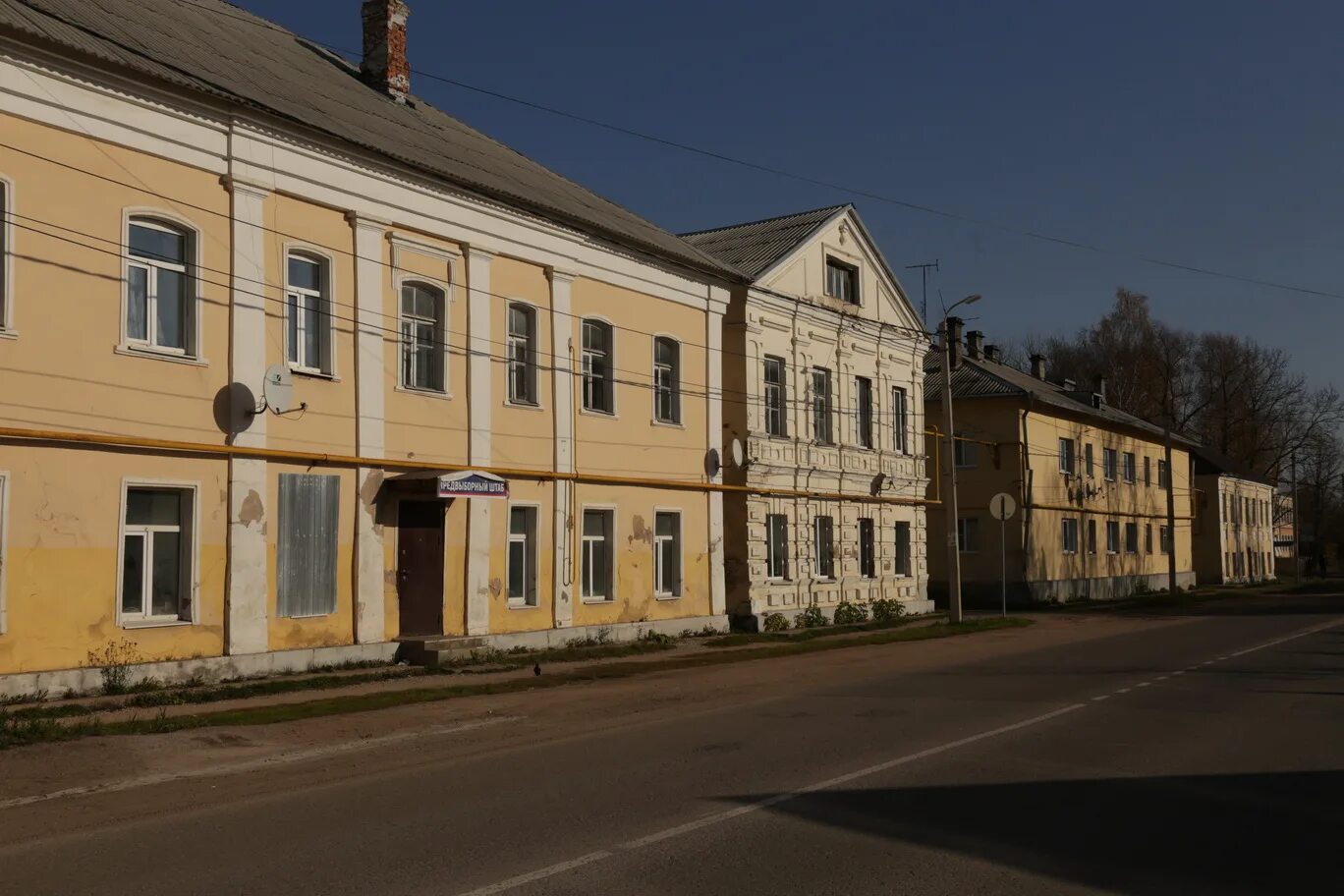 Дома город остров псковская область. Сбербанк остров псковская область. Усадьба валуевых-неклюдовых в острове. Остров псковская губерния. Сторожевая башня торопец.