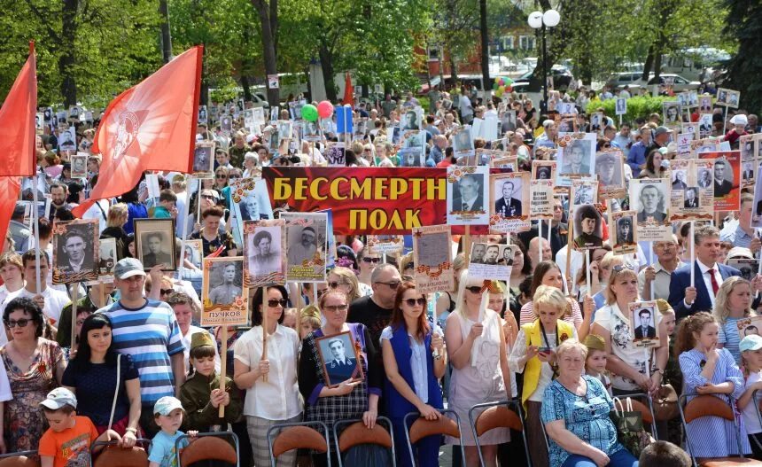 Слова песни течет река бессмертного. Течёт река Бессмертного полка. Течёт река бисмертного полка. Река из Бессмертного полка. Бессмертный полк Сатка.