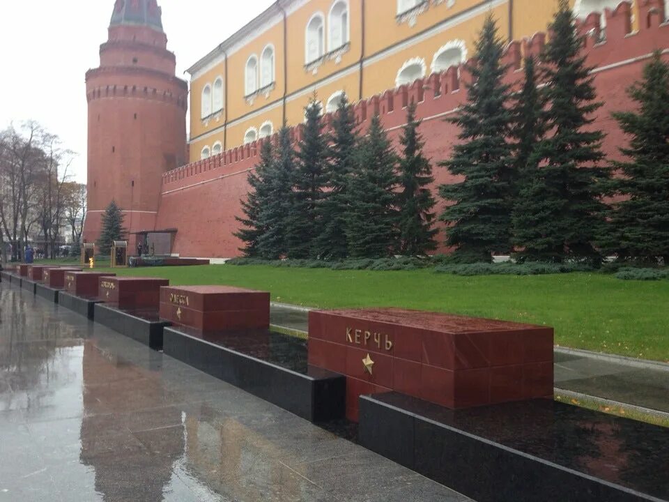 Мемориал городам воинской славы в москве. Александровский сад аллея городов-героев. Мемориал аллея городов героев москва. Александровский сад москва города герои. Александровский сад москва города воинской славы.