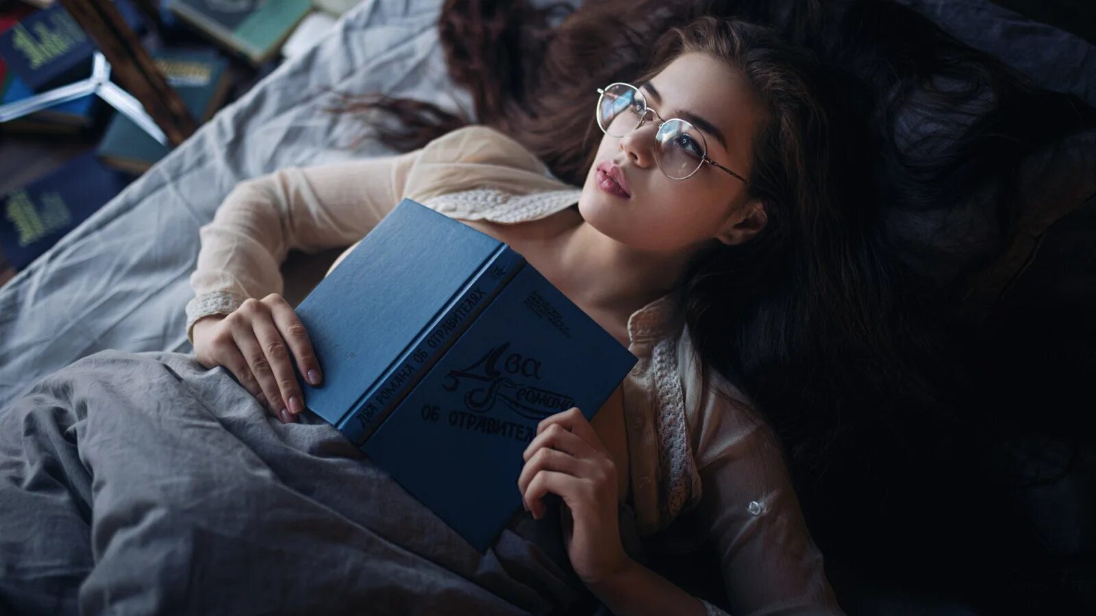 Девочка девушка книга. Девушка с книгой. девушка с книжкой. девушка с книгой на кровати. девушка читает книгу.