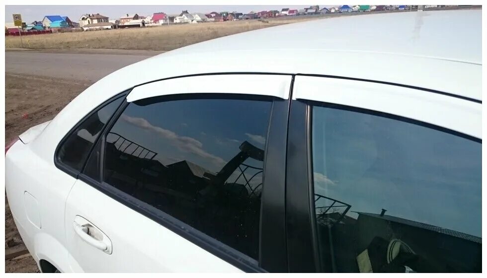 белые дефлекторы. дефлекторы окон ваз 2104. дефлекторы окон kia cerato ii sd 2009-2013г. белые дефлекторы. Cobra tuning r13114cr renault logan ii sd 2014 хром.