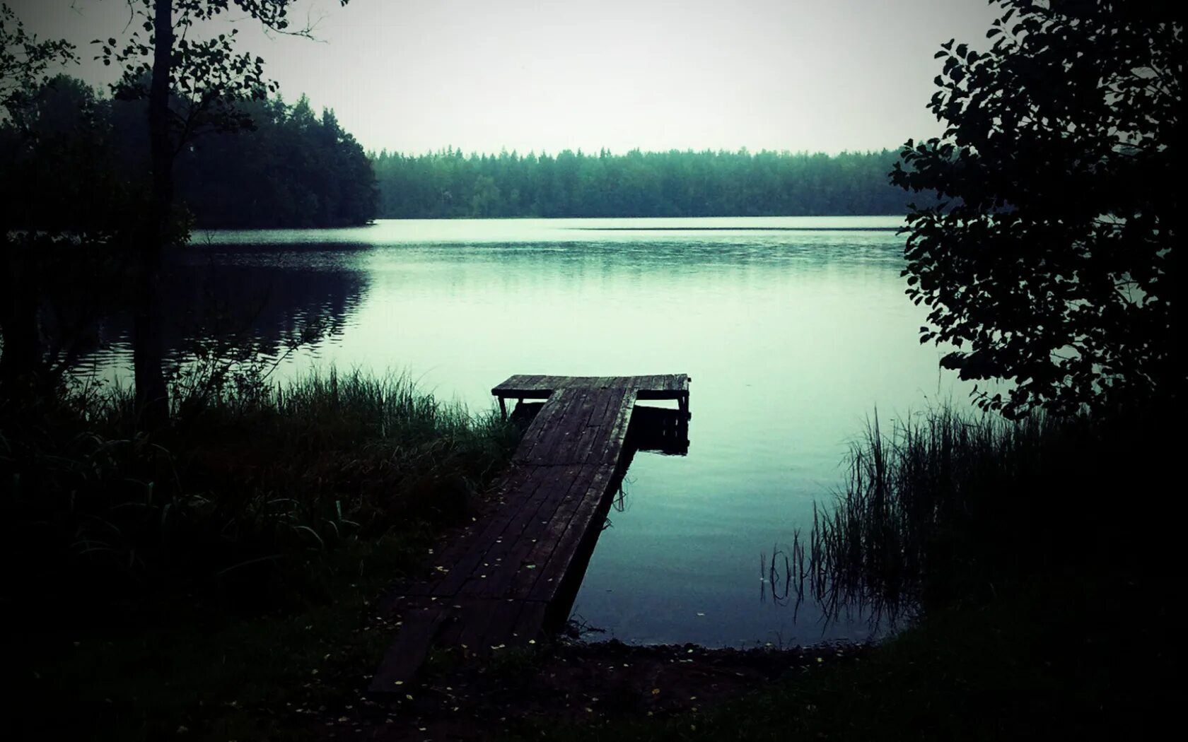 Мрачное озеро. Темное озеро. Мрачный пруд. Мрачный водоем. Грустное озеро