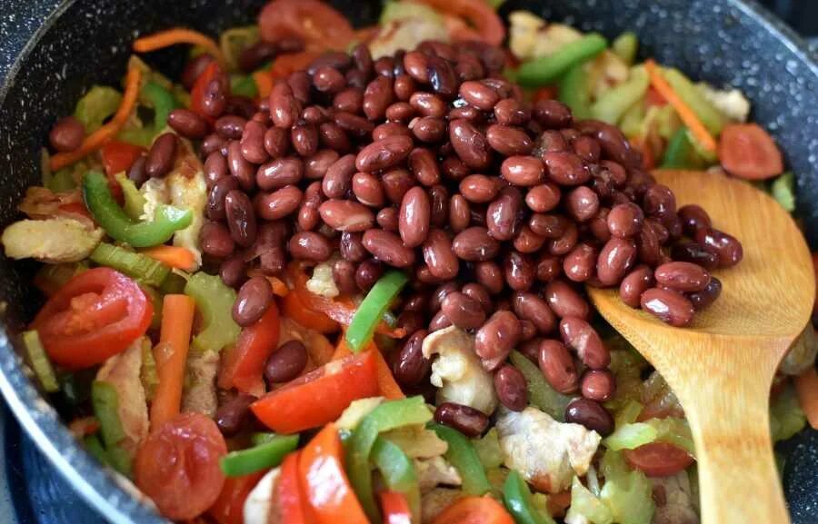 Салат из белой и красной фасоли. Витамины в стручковой фасоли. Как правильно есть фасоль. Замоченная фасоль. Frijoles.