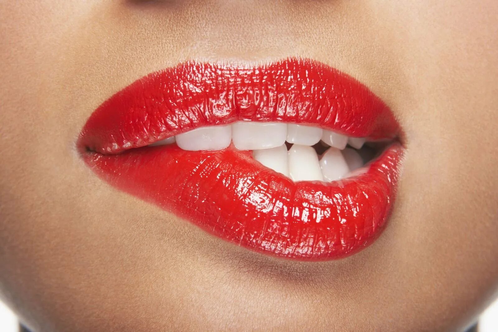 Glossy kiss