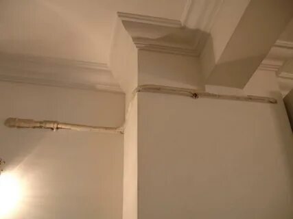 Как закрыть трубы на потолке