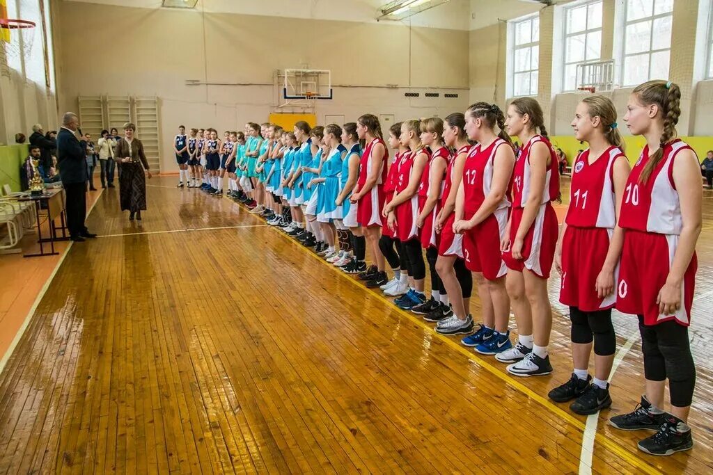 Сш спорт. Школьные спортивные соревнования. Спорт в школе волейбол. Спортивный праздник в школе. Иркутск 17 школа спорт зал.