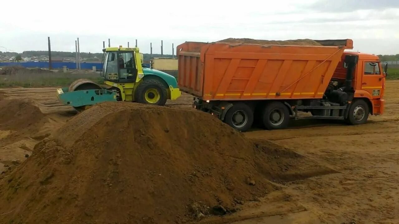 Камаз возим асфальт. Отсыпка самосвалом. Отсыпка строительной площадки. Песчано гравийная смесь камаз. Щебень выгрузка камаз.