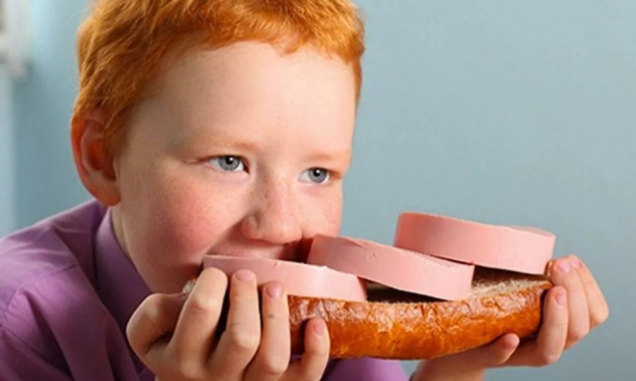 Съел большой кусок. Мальчик ест бутерброд. Человек ест бутерброд. Мальчик ест колбасу. Бутерброды для детей.