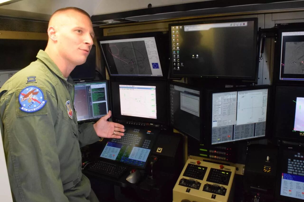 Оператор управления дронами. Пульт управления бпла рипер. mq-9 reaper пульт управления. беспилотники сша mq-9 reaper. ударный беспилотник mq-9 reaper пульт управления.