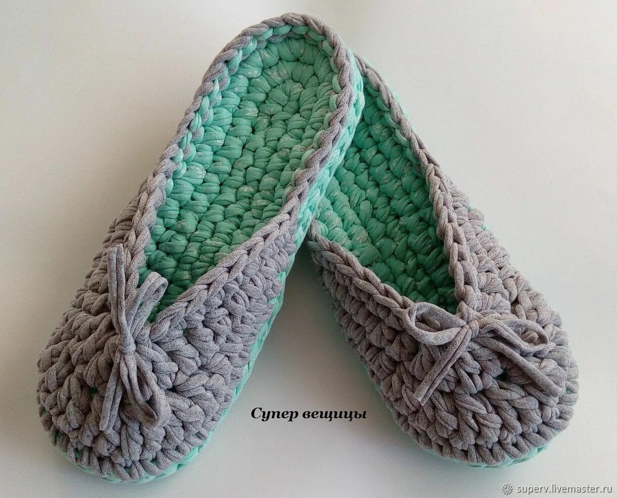Тапочки sideways slipper. Вязаные тапочки крючком. Тапочки следочки таши деркач. Мк тапочки из трикотажной пряжи крючком. Вязаные тапочки из трикотажной пряжи.