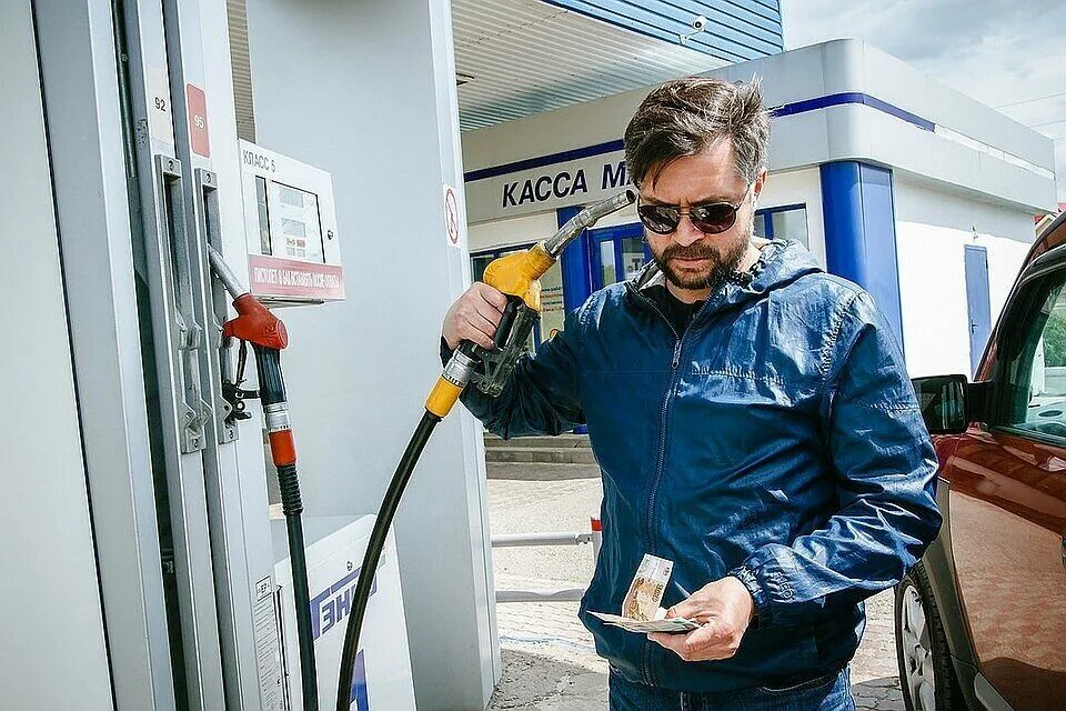 Бензин подорожал сегодня. Бензин. Топливо дорожает. Рост цен на бензин. Дорогой бензин.