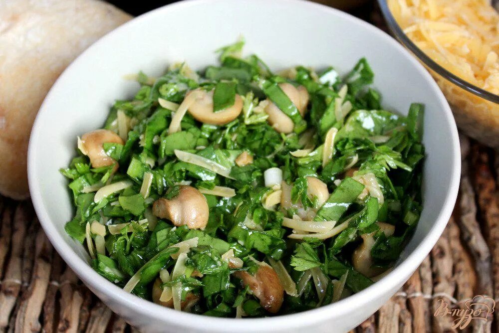 Салат с грибами. Салат со шампиньонов жареных. Салат из жареных грибов. Салат грибы с зеленым луком. Салас сжаренами грибами.