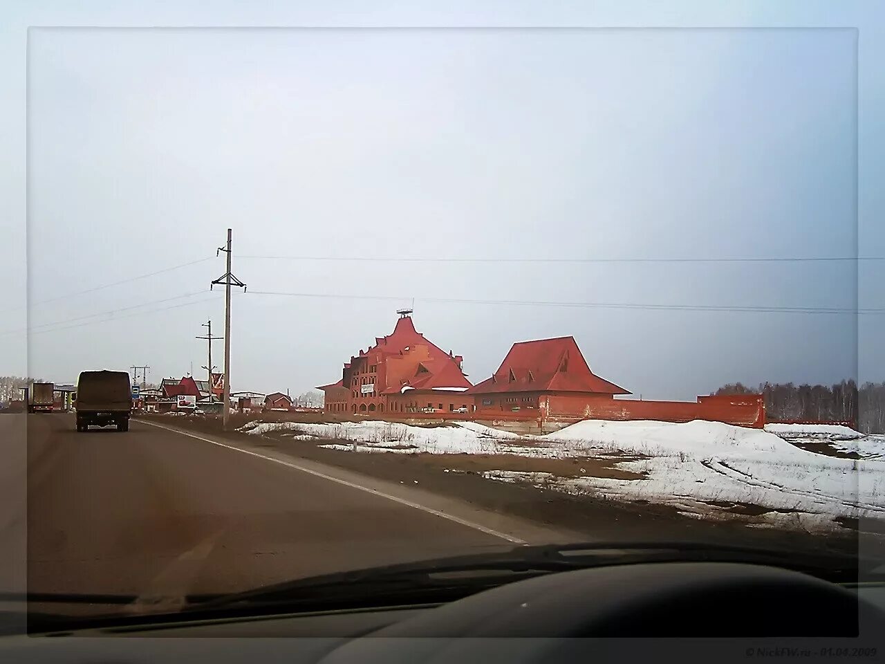 Придорожный курган. Боготол гостиница на трассе. Недострой Боготол. Архитектура Боготол. Боготол недостроенная гостиница.