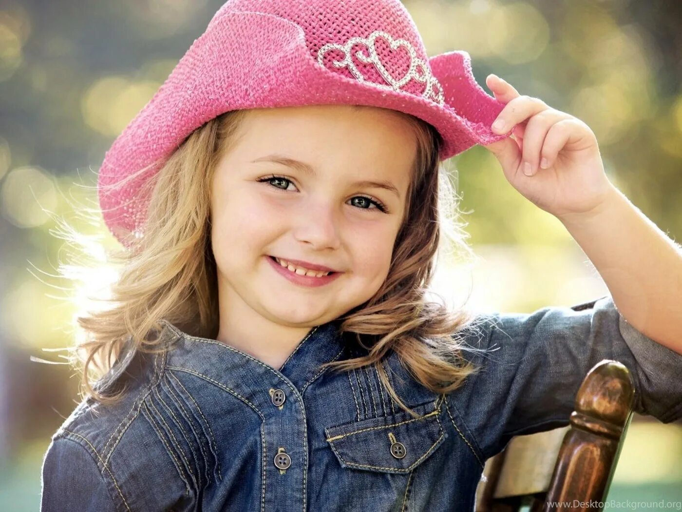 Девочка в шляпе. Маленькие девчонки. Шляпки для девочек. Красивые шляпки для девочек.