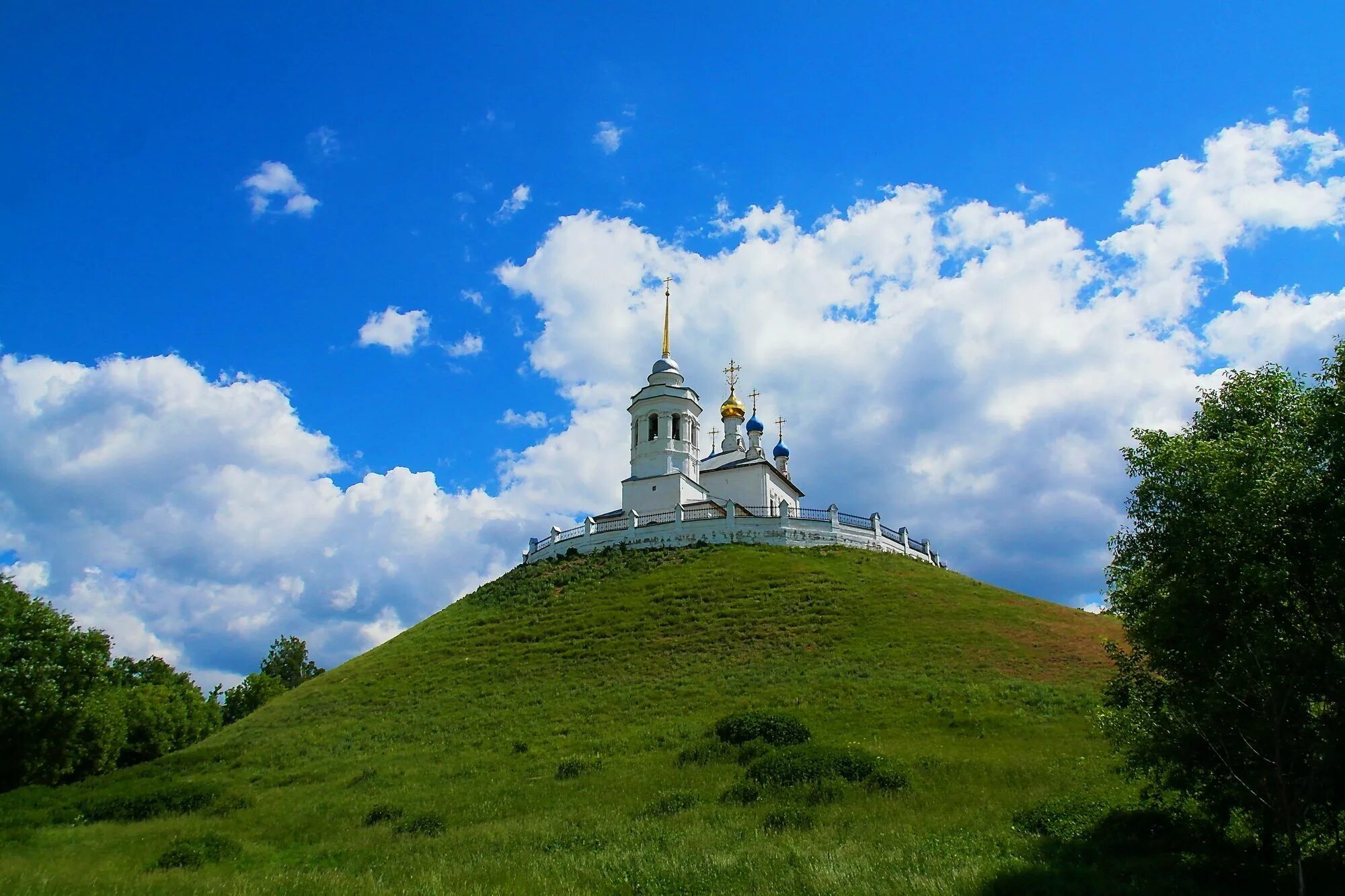 Храм в городе холм. Храм в городе холм. Церковь на пригорке словения. Новгородская область храм на холме. Храм тихвинской иконы божией матери холм.