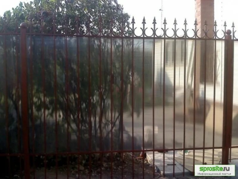 Забор псков купить. Забор решетка с поликарбонатом. Как закрепить поликарбонат на металлический кованый забор.