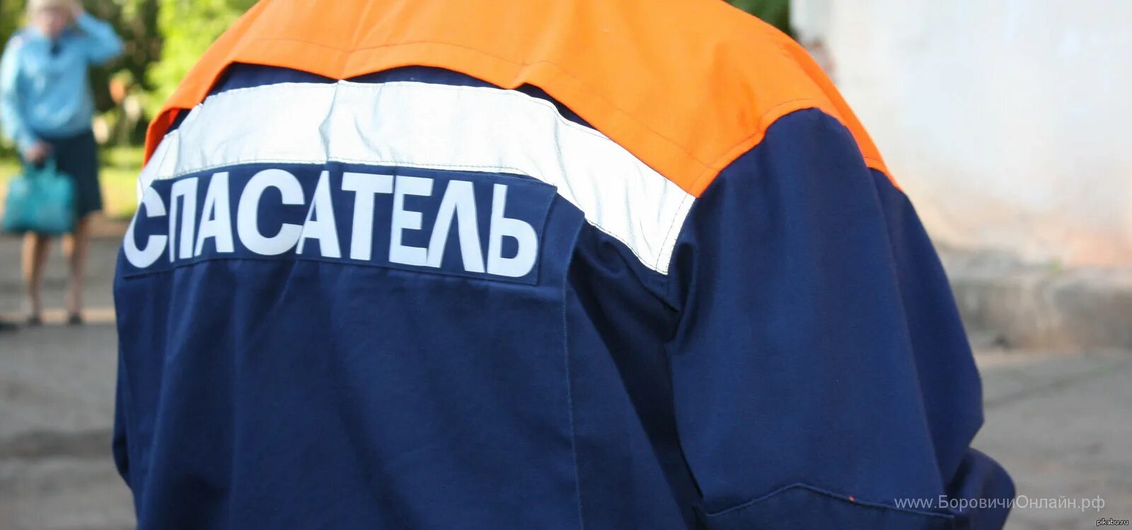 Спасатель стоит. Мчс со спины. сотрудник мчс со спины. мчс надпись на спине. спасатель со спины.