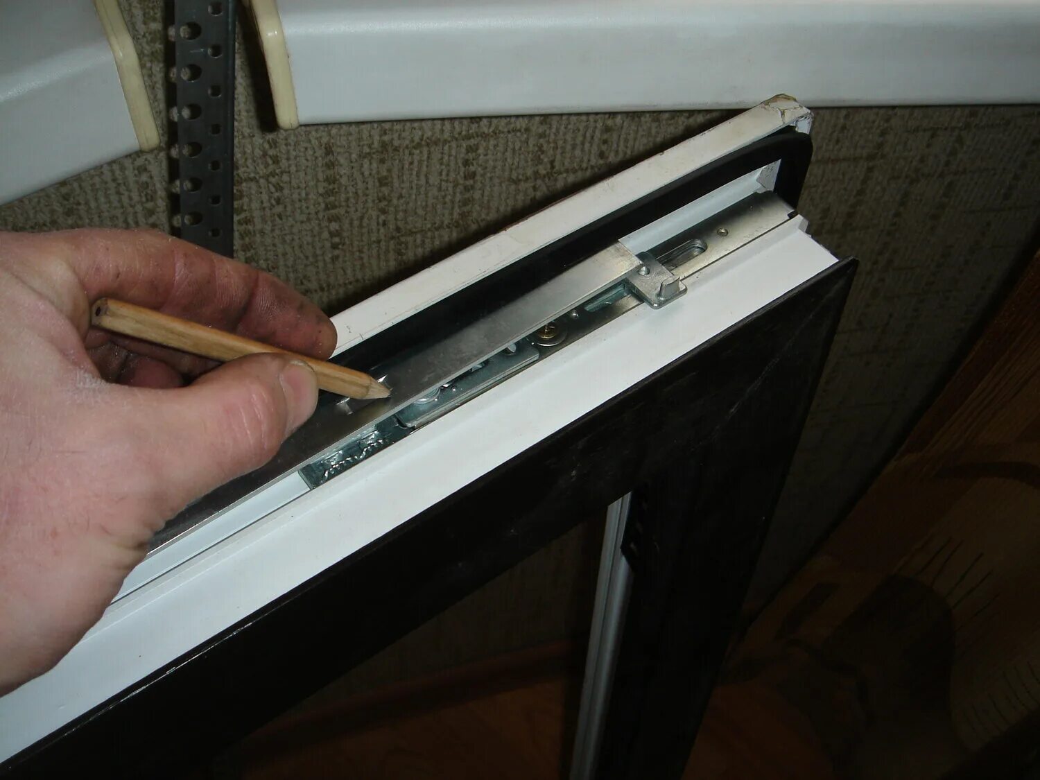 регулировка фурнитуры рехау. регулировка поворотно откидного механизма пластикового окна. схема регулировки оконной фурнитуры. ремонт механизма пластиковых окон своими руками. замена фурнитуры на пластиковых окнах.