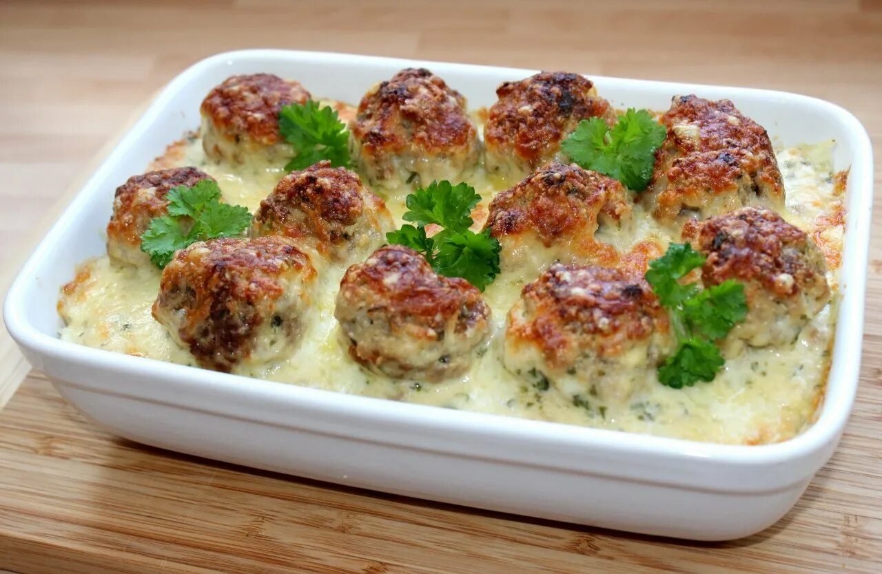 Запеканка с фрикадельками. Кролик тушеный в соусе с рисом. Рис в соусе в духовке. Рис в соусе в духовке. Рис со свининой и овощами.