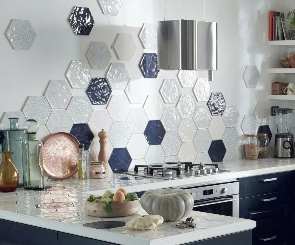 Стена на кухне соты. Необычная плитка для фартука. Плитка hexagon interior. Стена на кухне соты. Керама марацци буранелли фартук.