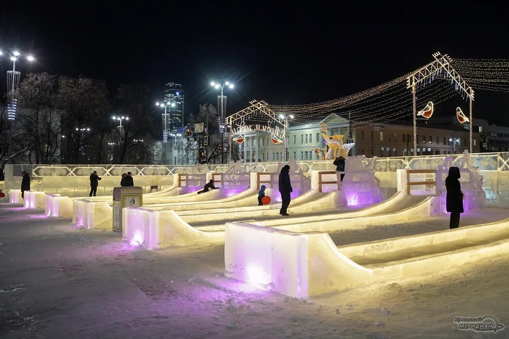 Екатеринбург новый год. Площадь 1905 года екатеринбург новый год 2024. Елка на площади 1905 года в екатеринбурге 2022. Ледяной городок в екатеринбурге 2022. Елка на площади 1905 года в екатеринбурге 2022.