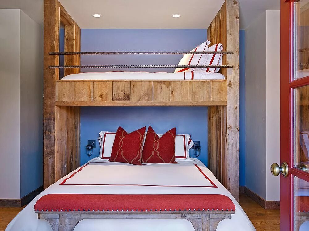 Двухэтажный спальный. Двухэтажная кровать для взрослых. Взрослая спальня с двухэтажной кроватью. Комната с кроватью. Спальня с 2 кроватями.