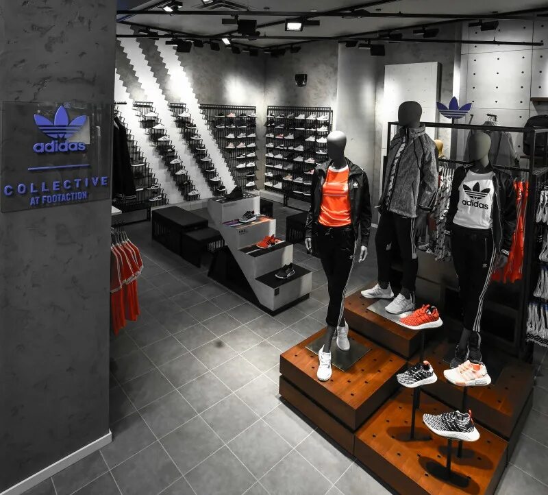 Sport shop adidas. Adidas Originals Boutique. Интерьер спортивного магазина. Интерьер магазина спортивной одежды.