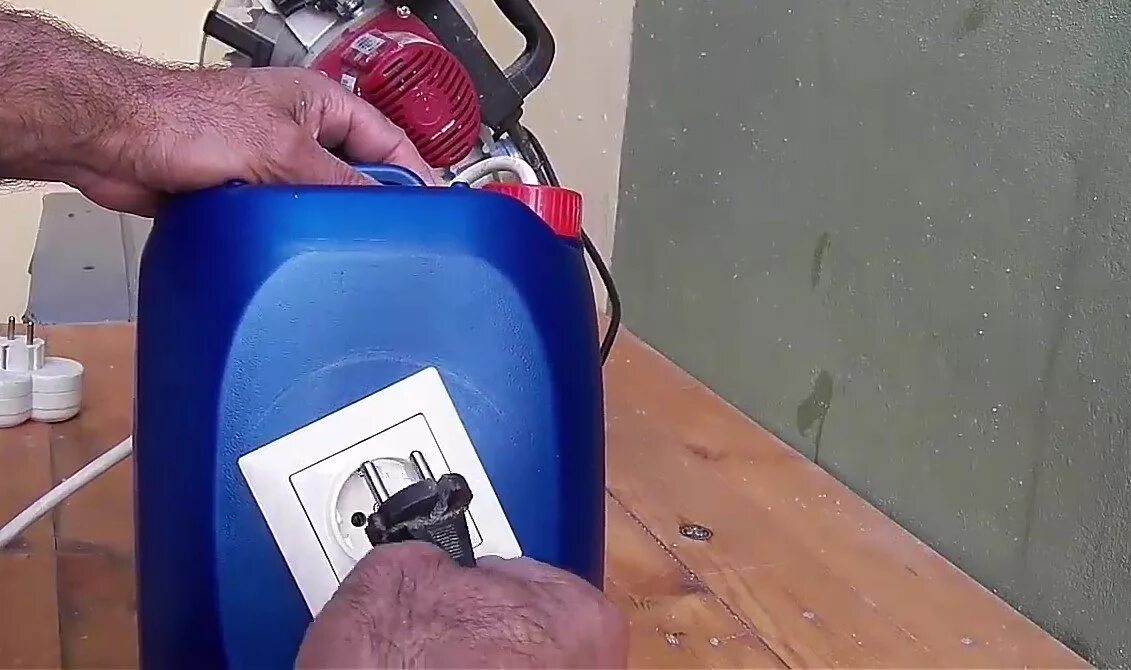 Удлинитель из канистры. Удлинитель электрический из канистры. Удлинитель из пластиковой канистры. Катушка для удлинителя из канистры. Переноска из канистры.