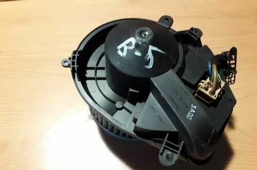 Моторчик печки б5. Фольксваген б6 2005 вентилятор отопителя. Щетки на моторчик печки фольксваген пассат б7. Моторчик печки б5. B5 passat вентилятор отопителя.