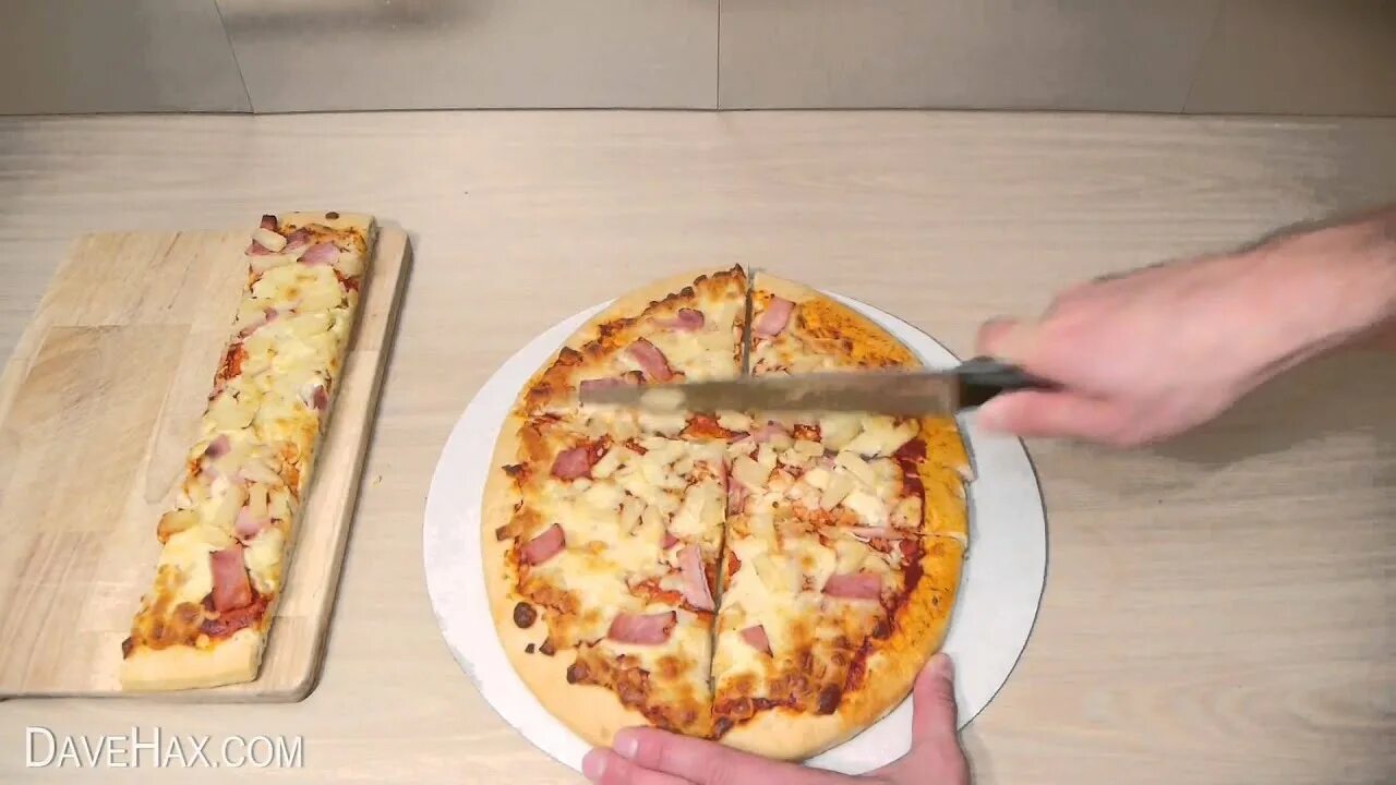 Пицца разрезанная. Нарезать пиццу незаметное. Лайфхак с пиццей. Пицца с отрезанным кусочком.